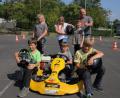 Bild: kro
Sechs „Nachwuchs-Schumis“ nahmen am Kart-Schnuppertraining teil, zu dem Ferdinand Wagner (hinten rechts) im Rahmen des Ferienprogramms eingeladen hatte.
