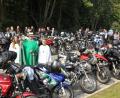 Bild: es
Pfarrer Wilhelm Bauer im grünen Messgewand und mit Strohhut, begleitet von den Ministtranten Leni und Andreas Kick, segnete Biker und deren Maschinen.