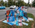 Bild: Robert Michael/dpa-Zentralbild/dpa
Wahlplakate der AfD zur Landtagswahl in Sachsen liegen in Dresden am Straßenrand auf einem Haufen.