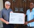 Bild: do
7000 Euro spenden die Gläubigen der Pfarrei Eschenbach für das Wasserprojekt von Vikar Chinedu Paul Ezenwa: Stadtpfarrer Thomas Jeschner überreicht einen Spendenscheck in Höhe von 5000 Euro im Namen der vielen Spender, weitere 2000 Euro erhält der Vikar an Direktspenden.