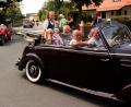 Bild: zer
Ausgiebig genießen die Gäste die Rundfahrt im Oldtimer durch den Ort.