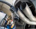 Bild: Patrick Pleul/dpa
Ein echter Skandal: Der Messschlauch eines Geräts zur Abgasuntersuchung für Dieselmotoren steckt im Auspuffrohr eines VW Golf 2.0 TDI.