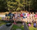 Bild: exb
Die Gruppe wandert am Nationalparkzentrum Falkenstein.