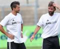 Bild: A. Schwarzmeier
Das Spielertrainer-Duo der SpVgg SV Weiden II ist derzeit äußerst zufrieden: Michael Riester (links) und Marco Lorenz führen mit ihrem Team als Aufsteiger die Bezirksliga Nord an.