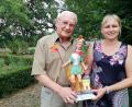 Bild: tat
Opa Hubert Förster und Sabine Weber mit dem restaurierten Florian. Die beiden freuen sich, dass sie den Heiligen retten konnten.