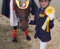 Bild: exb/Celina Vetter
Mit der Silbermedaille im Gepäck kehrte Linda Vetter vom Landesponyturnier zurück.