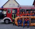 Bild: dob
Nachdem die Ortschaft Böhmischbruck unmittelbar an der Pfreimd liegt, wurde beim 24-Stunden-Aktionstag auch eine Übung mit dem Schlauchboot durchgeführt, das die Wehr seit einigen Jahren besitzt. Jugendwart Bernhard Keck (links) arbeitete das Konzept aus.