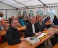 Bild: swo
Gerne trägt sich der ehemalige evangelische Regionalbischof des Kirchenkreises Ansbach-Würzburg und Prior des evangelischen Klosterkonvents Kloster Heilsbronn, Christian Schmidt (Mitte), an der Seite von Bürgermeister Peter Dotzler (rechts) und Pfarrvikar Christian Preitschaft (links) ins Goldene Buch der Gemeinde Gebenbach ein.
