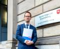 Bild: Yasmina Aust/dpa/Verbraucherzentrale Bundesverband e.V.
Klaus Müller, Vorstand des Verbraucherzentrale Bundesverband, hat zusammen mit dem ADAC die Musterfeststellungsklage vor dem Oberlandesgericht Braunschweig eingereicht.