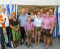 Bild: adj
Mit Karin und Richard Kick (Mitte) und ihrer Familie freuen sich Pfarrer Franz Winkelmann, 2. Bürgermeisterin Lydia Ebneth (von links) und Hubert Winter vom BBV (hinten Mitte) über die Einweihung des neuen Anlage.