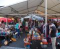 Stöbern und nach Schnäppchen suchen: Das Angebot beim ersten Schlammersdorfer Kreativ- und Flohmarkt der Feuerwehr ist groß.