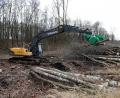 Bild: Gerhard Götz
Große Bagger zwischen derzeit Bäume und Gebüsch auf dem Deponiedamm Westfeld ab. Das Holz wird gehäckselt und verwertet. Hier sollen wertvollere Lebensräume für Tiere und Pflanzen entstehen.