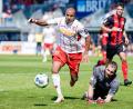 Bild: Uwe Anspach/dpa
So agil wollen die Jahn-Fans Jann George (links) auch in Neustadt/WN sehen. Die Regensburger treffen dort am Donnerstag (13 Uhr) auf den Drittligisten FSV Zwickau.