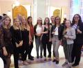 Bild: Martina Reichl/exb
Oberstudienrätin Alexandra Härtl (rechts) mit ihren ehemaligen Schülern des P-Seminars beim Empfang zum Bayerischen Dialektpreis 2019 im Max-Joseph-Saal in der Münchener Residenz.