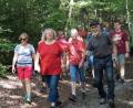 Bild: weu
Unter Führung von Wegepaten Alois Obermeier und Uwe Stanke vom Tourismusverband Ostbayern legten rund 30 begeisterte Wanderer in gut zwei Stunden den Weg auf dem Goldsteig zurück.