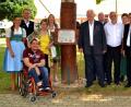 Bild: exb
Gruppenbild mit Freunden am „Partnerschafts-Baum“. Altbürgermeister Josef Klier (rechts) hat die Urkunde 1990 unterzeichnet. Bürgermeister Norbert Eckl (Achter von rechts in ungarischer Tracht) pflegt gute Kontakte mit Bürgermeister Belá Karl (im Hemd).