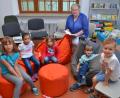 Bild: dob
Die lustigen Geschichten mit Büchereileiterin Monika Roth sind normalerweise der Hit im Kinderferienprogramm. Heuer wollten allerdings nur fünf Kinder der Vorstellung lauschen.
