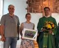Bild: nib
Das Bild zeigt (von links) Kirchenpfleger Günter Schießl, Ministrantenbetreuerin Marie-Sofie Breu, Pfarrer Michael Hoch, Pfarrgemeinderatssprecherin Sandra Schieder.