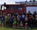 Bild: exb
An mehreren Stationen brachte die Feuerwehr Bärnau den Kindern beim Ferienprogramm die Aufgaben der Feuerwehr näher. Zum Schluss tobten sich die Kinder an der Wasserrutsche aus.