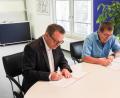 Bild: exb/Sebastian Gmeiner/ÜBZO
Die Vorstandschefs Erich Bauer (LUCE-Stiftung, links) und Klaus Gebel (SEGA) unterzeichnen den Kooperationsvertrag.