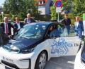 Bild: Bühner
Sie schauen sich das Elektroauto und die neue Ladesäule bei der IHK in Weiden an (stehend von links): Bürgermeister Jens Meyer, IHK-Vizepräsident Rolf Pfeiffer, IHK-Geschäftsstellen-Geschäftsführer Florian Rieder,
Stadtwerkevorstand Johann Riedl, Stadtwerke-Projektleiter Thorsten Witzer und der stellvertretende IHK-Hauptgeschäftsführer Peter Weber. Am Steuer sitzt Etz-Geschäftsführer Mathias Rösch.