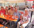 Bild: is
Um beim Altendorfer Pizzafest dabei sein zu können, reist Riga Singelmann (Zweite von rechts) extra aus der Schweiz an. Gemeinsam mit (von links) Patenkind Rita Panzer, Ann-Karin Singelmann, Holger Singelmann und Christa Schmid lässt es sich die gebürtige Altendorferin gut gehen.