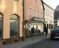 Bild: Petra Hartl
Eine der Problemzonen mitten in der Altstadt ist die Ziegelgasse. Jüngstes Beispiel hier: Geschäftsaufgabe der Firma Waschmaschinen Meier aus Altersgründen. Doch auch der davor gelegene Laden steht leer – wie noch weitere in dieser Straße.