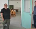 Bild: jr
Thorsten Malikowski (links) von der Marktverwaltung und Zweiter Bürgermeister Reinhard Wurm besichtigten die neu gestalteten Klassenräume in der Konnersreuther Grundschule.
