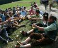 Archivbild: roh
Stärkungen dürfen nicht fehlen. Und so bilden sich immer wieder überaus gesellige Runden beim Friedenfelser Bierwandertag.