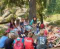Bild: fz
Geopark-Rangerin Angela Scharnagl nimmt die Kinder mit ins Mittelalter.