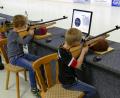 Bild: rwo
Beim Schnupperschießen können die Jüngsten an sogenannten Schießsimulatoren das Sportschießen erproben.