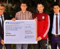 Bild: zer
Regionalmarktleiter Anton Zilbauer überreicht die Spende an SpVgg-Vorsitzenden Uli Münchmeier, Abteilungsleiter Markus Wildenauer und Thomas Schieder (von links), Spielführer der ersten Mannschaft.