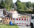 Bild: lg
Während der Ferien wurden in der Jahnstraße Kanal- und Elektroleitungen verlegt. Zum Schulstart am Dienstag sind die Straßenarbeiten noch nicht abgeschlossen, so dass hier die Zufahrt zum Gymnasium bis Ende September nicht möglich ist.
