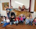 Bild: wlr
"Keine Angst vor großen Tieren"....einer so gefährlichen Großraubkatze so nahe zu kommen ist schon was Besonderes. Der ausgestopfte Tiger war beim Besuch im Straubinger Zoo ein beliebtes Fotomotiv der Kids.