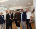 Bild: Biczysko/fph
Sie freuten sich riesig, dass das Museums-Café eröffnet ist: (von links) der Vorsitzende des Stiftungs-Kuratoriums, Dr. Wolf-Dieter Hamperl, Planer Johannes Fischer, Oberbürgermeister Oliver Weigel, der Bundesvorsitzende der Egerländer Gmoin, Volker Jobst, Landtagsabgeordneter Martin Schöffel und Landrat Karl Döhler.