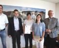 Bild: Hirsch
Oberbürgermeister Andreas Feller (rechts) überreichte Christine Albang (Zweite von rechts) und Jutta Engelhardt (Mitte) die Ernennungsurkunde zu Standesbeamten. Sachgebietsleiter Gerd Winterberger (links) und Ordnungsamtsleiter Stefan Schamberger (Zweiter von links) gratulierten.