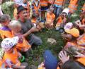 Bild: rgl
Die Kinder erfahren bei der Ferienaktion des KDFB Luhe "Kinder entdecken den Wald" viel Neues.