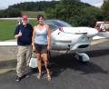 Bild: no
Gewinnerin Gerlinde Hochholzer und Pilot Georg Lehner vor dem Start auf dem Flugplatz bei Fuchsstein.