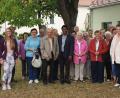 Bild: lk
Die Besuchergruppe mit Pfarrer Edward Sebastian, der örtlichen Mesnerin sowie der ehemaligen Mesnerin von Plößberg, Annelies Müller, der ehemaligen Pfarrsekretärin Helga Böckl sowie (links) Bürgermeister Lothar Müller und Oberministrantin Annika Müller.