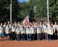 Bild: wmr
Den abwechslungsreichen Aufenthalt im Internationalen Scoutcenter in Kandersteg in der Schweiz dürften die Mitterteicher Pfadfinder noch lange in Erinnerung behalten. Die Leitung lag bei Stammesführerin Julia Artmann (rechts) und Leonie Landstorfer (Bildmitte, vor dem Banner).