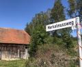 Bild: eg
Den "Merkelmussweg" gibt es in Friedenfels nicht. Trotzdem steht in dem Ort im Landkreis Tirschenreuth ein Straßenschild, das diesen Weg ausweist.