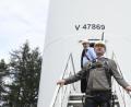 Bild: Petra Hartl
Hubert Aiwanger (vorne) auf dem Weg nach oben: Von dem Betreiber Erich Wust (im Hintergrund) begleitet, ließ sich der Wirtschaftsminister vom Lastenaufzug auf die Turbinengondel der Windkraftanlage in 140 Meter Höhe fahren.