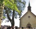 Bild: rha
Die Bergkirche im Vilsecker Ortsteil Axtheid-Berg steht eine Woche lang im Zeichen der Kreuzverehrung und der Märtyrer des 20. Jahrhunderts. Zu den Gottesdiensten in und an der Bergkirche werden wieder viele Gläubige aus Nah und Fern erwartet.