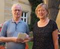 Bild: sön
„Er ist seit dem Jahr 2000 Mitglied unseres Vereins und wir haben immer ein offenes Ohr bei ihm gefunden“, lobte Vorsitzende Annemarie Dollacker den scheidenden Pfarrer Pater Hermann Sturm und überreichte ihm ein Kuvert mit einem Reisekostenzuschuss.