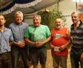 Bild: hai
Freuen sich über einen gelungenen Schafkopf: Christian Küffner (rechts) und Jonas Höcht (links) als Organisatoren sowie Reinhard Hübner (Dritter von links), Günther Ott (Dritter von rechts), Josef Stark (Zweiter von rechts) und Rudi Busch aus Speichersdorf (Zweiter von links).