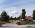 Bild: ck
Für die Zeit des Abbruchs und des Neubaus zieht der "Netto"-Markt in ein Verkaufszelt um. Das Provisorium wird im vorderen, linken Bereich des Areals errichtet und kann über die bestehenden Weg auf dem Gelände erreicht werden.