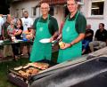 Bild: zer
Die Schützen brutzelten am ausziehbaren Grill aus dem Kofferraum eines halben Polos, der als Anhänger dient. Gesellig saßen die Gäste und Besucher in den Abendstunden bei schönstem Wetter.