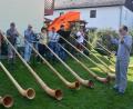 Bild: jr
Eifrig üben die Großkonreuther Alphornbläser im Garten von Peter F. Dotzauer in Mitterteich für ihr großes Konzert in der Erbendorfer Stadthalle. Geleitet werden die Alphornbläser von Markus Werner. Insgesamt gehören dem Ensemble 18 Alphornbläser an.