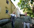 Bild: Stephan Huber
Das ist nicht nur Kopf-, sondern auch Handarbeit: Abermals sind Peter Voss (links) und Gerald Stelzer mit Begeisterung, Überzeugung und Gespür bei der Sache. Sie erweitern ihr einzigartiges Hotel Fronfeste (im Hintergrund) und gewinnen so unter anderem Freifläche im reizvollen Zwingerbereich des Stadtgrabens hinzu.