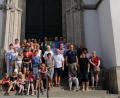 Bild: exb
Die Besuchergruppe aus Münchenreuth vor dem Portal der Kirche St. Ulrich und Afra.